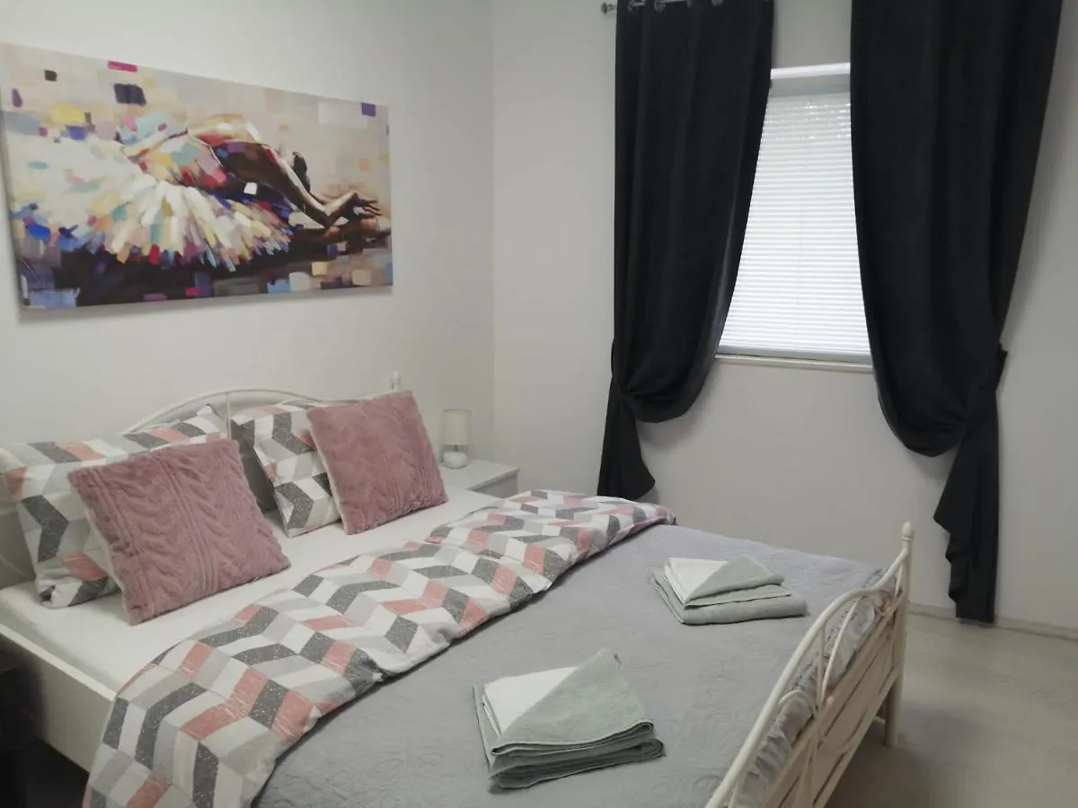 Lea&Tea\'S Apartment contacts